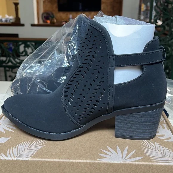 Black boots women’s size 7 brand new never worn and in box - Picture 4 of 4